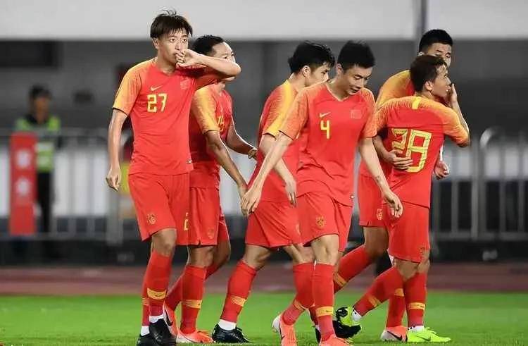 关于劲爆一战！场上球员们挥汗拼搏争取进球的信息