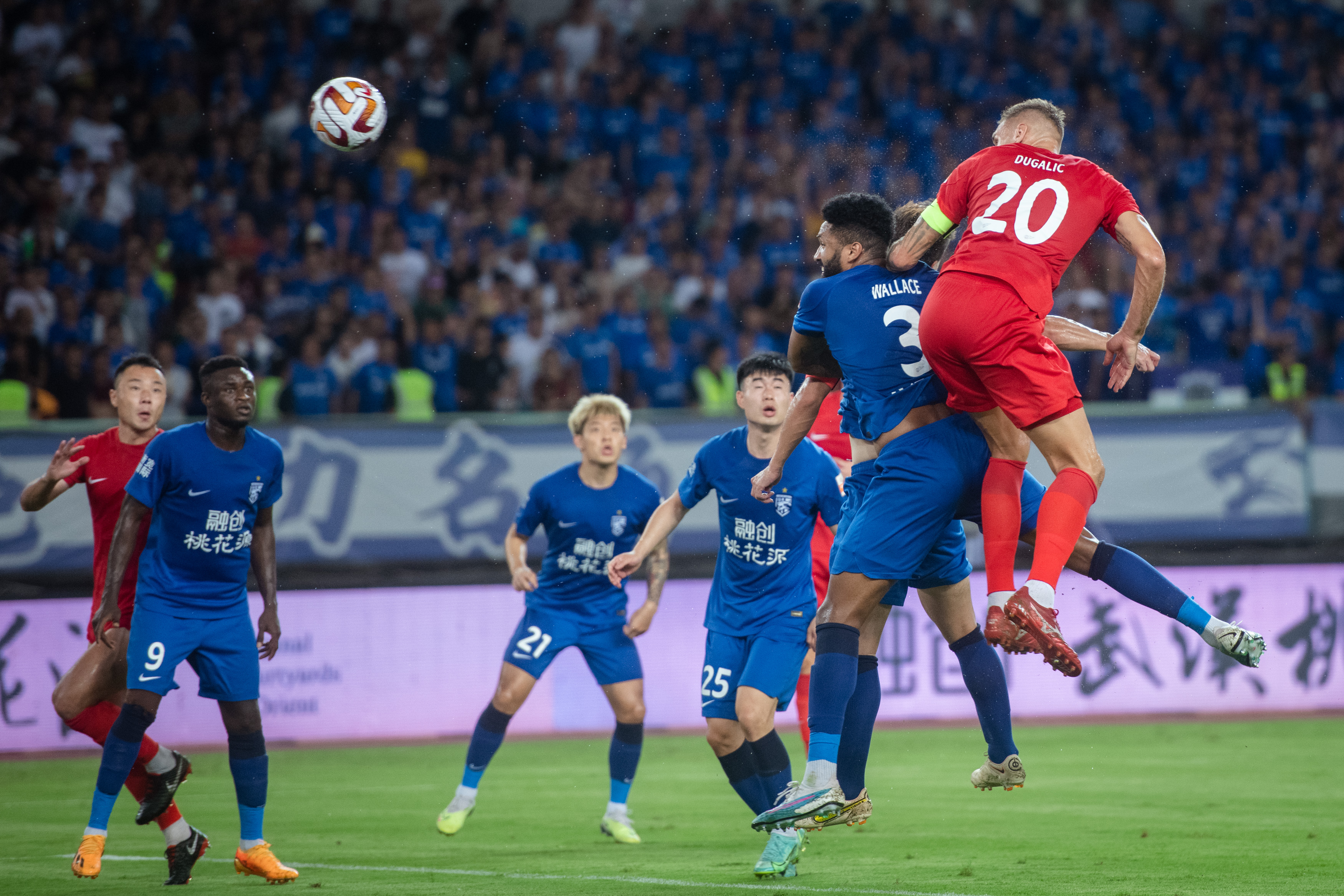 主队球员在比赛中频频获得进球机会 主队球员在比赛中频频获得进球机会