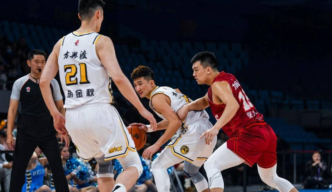 熊猫直播官网-后卫组合默契配合，球队防守稳固的简单介绍