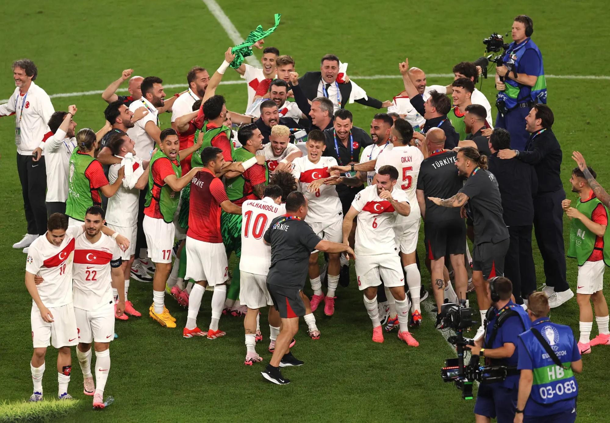 熊猫体育app-聚焦欧洲比赛现场!强强对话引人入胜