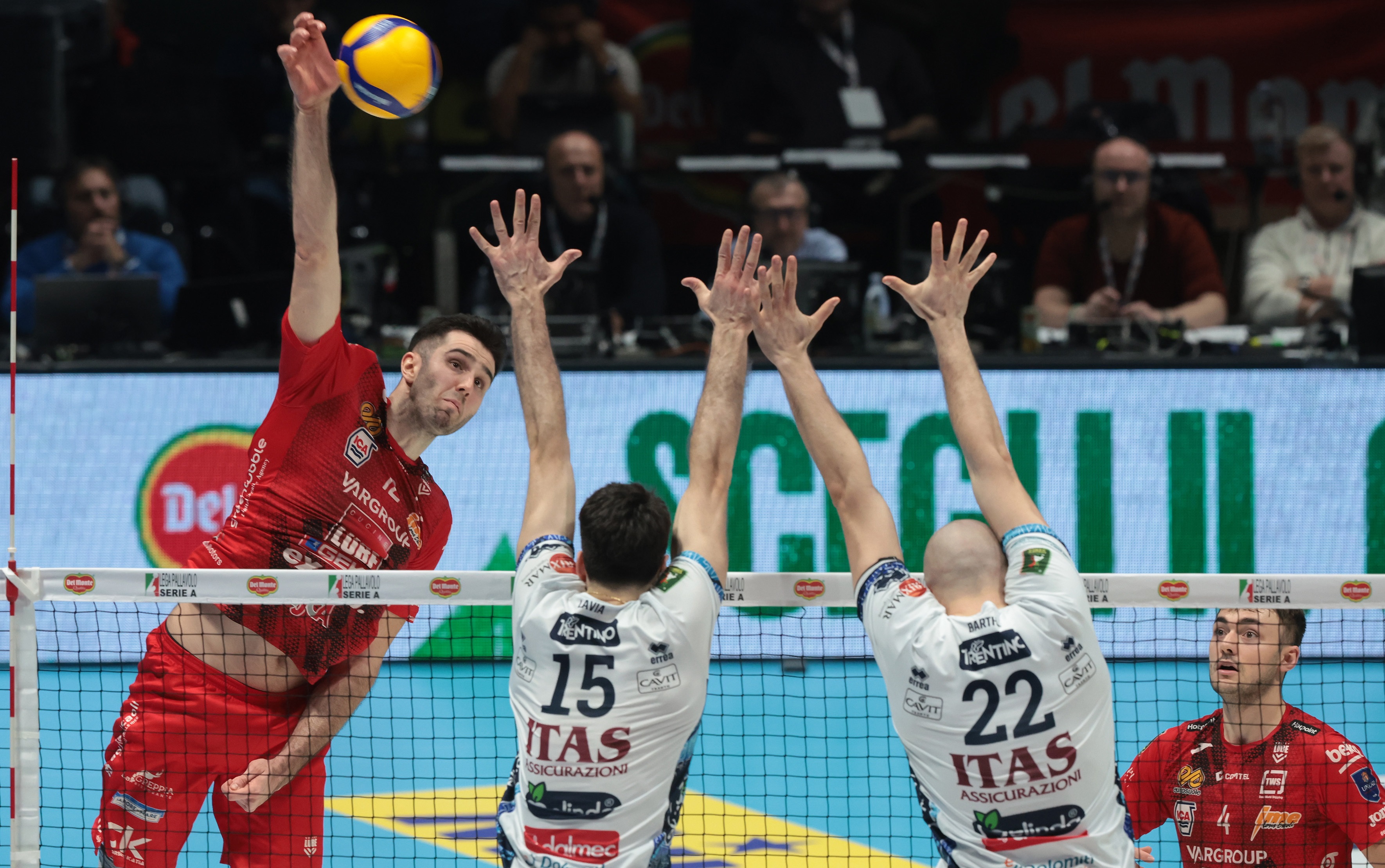 意大利联赛局势紧张,球队排名波动 意大利联赛局势紧张,球队排名波动