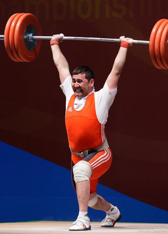 运动员勇往直前，以过人的实力超越对手，夺得胜利的简单介绍