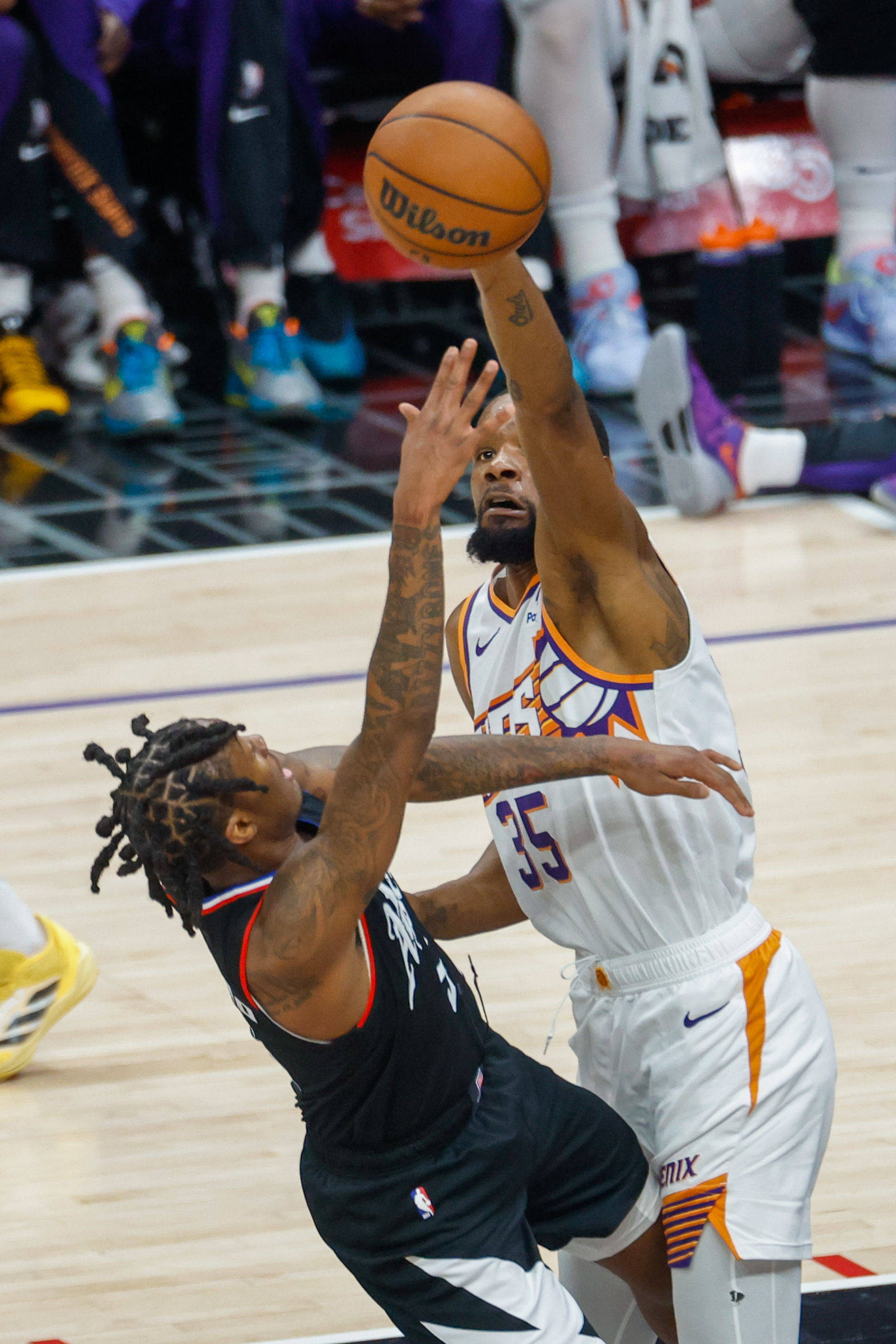 球迷对国际篮球比赛表现出极大热情