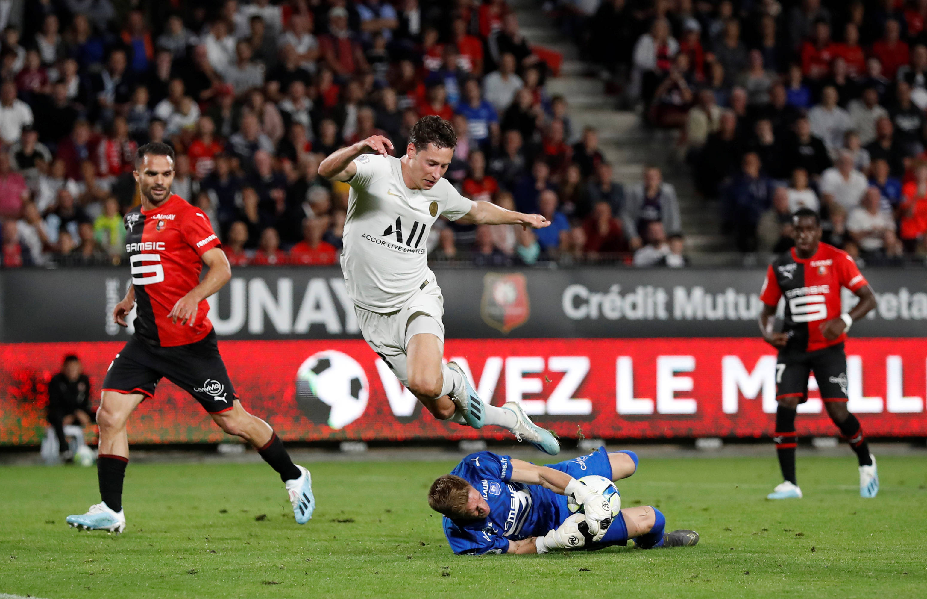 熊猫体育平台-雷恩击败对手,提升战绩表现