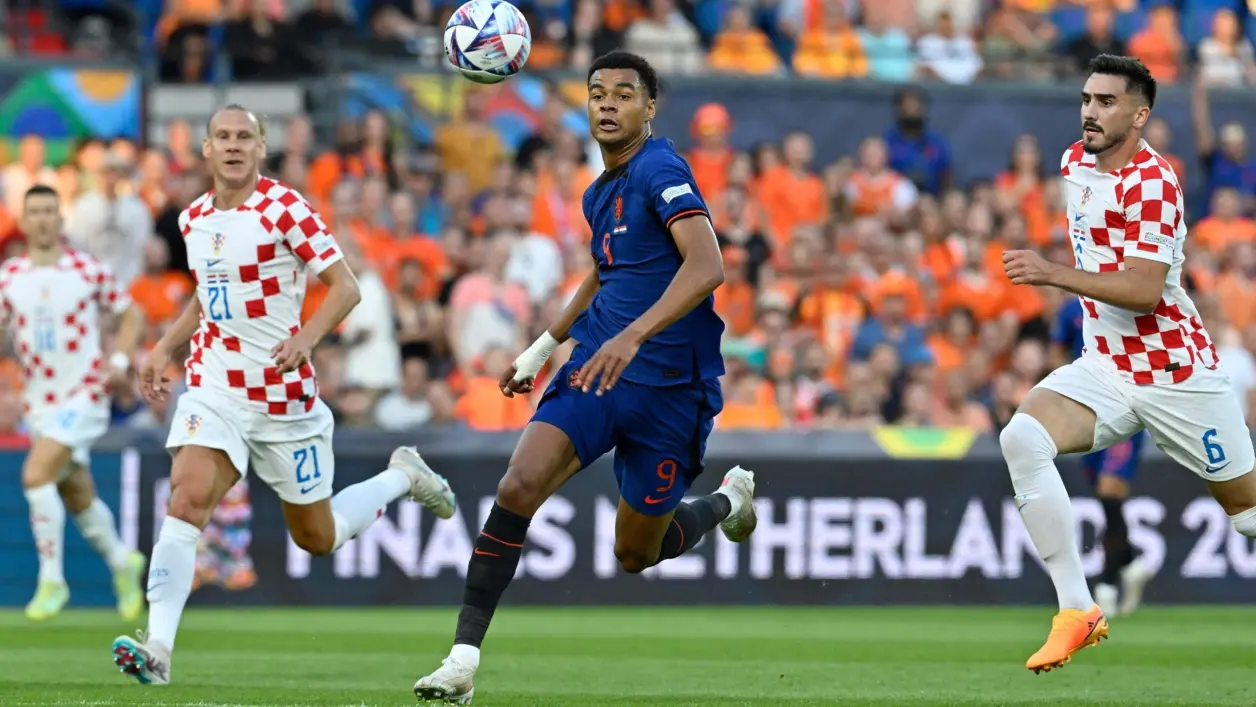 熊猫体育-荷兰队在比赛中实力压倒克罗地亚队,晋级四强