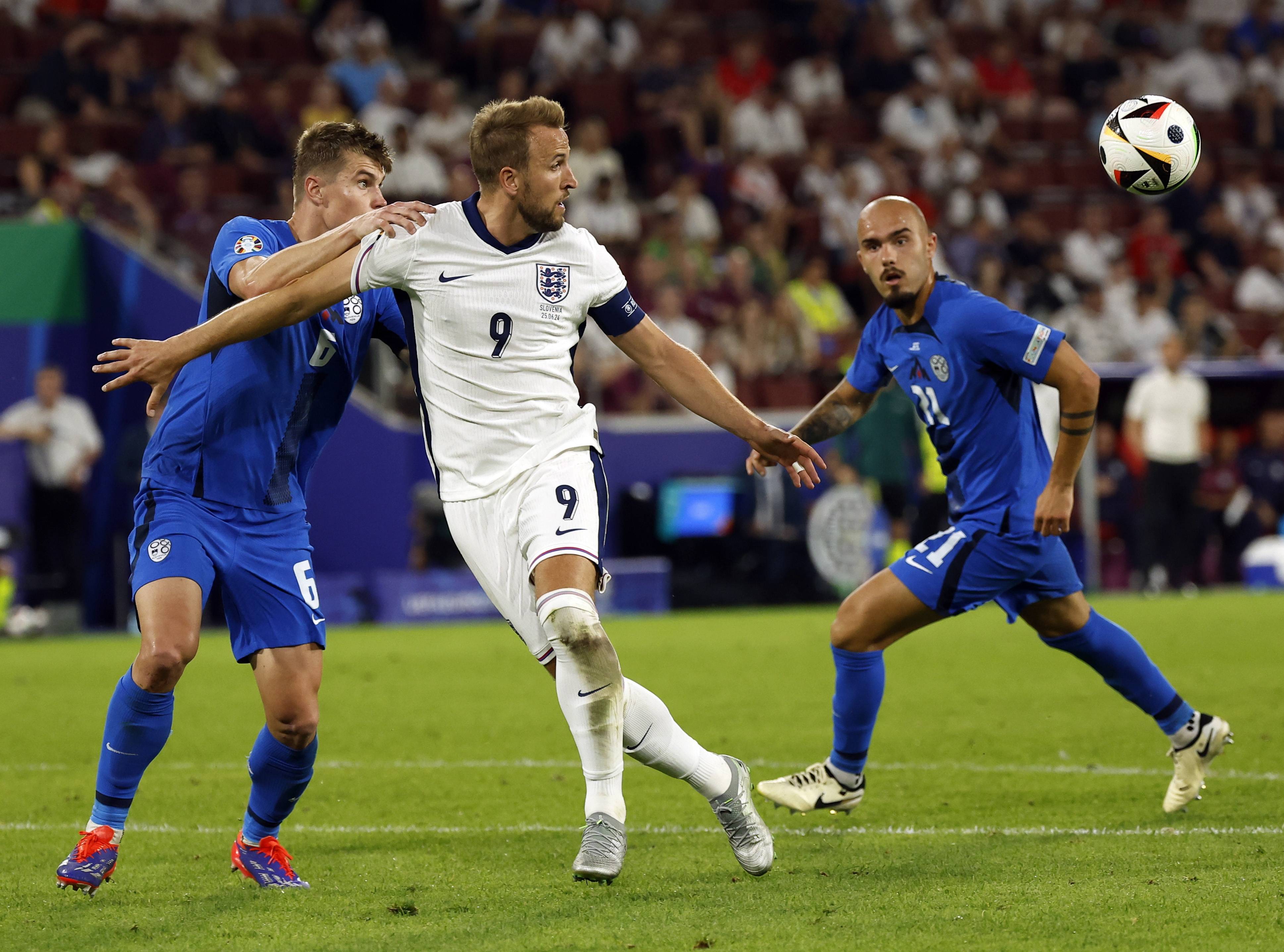 尼斯足球队击败对手全力以赴 尼斯足球队击败对手全力以赴