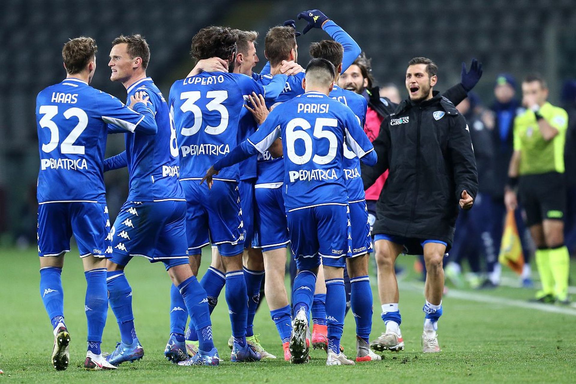 纽卡斯尔联福将前锋回归,球队士气暴涨备战强敌 纽卡斯尔联福将前锋回归,球队士气暴涨备战强敌