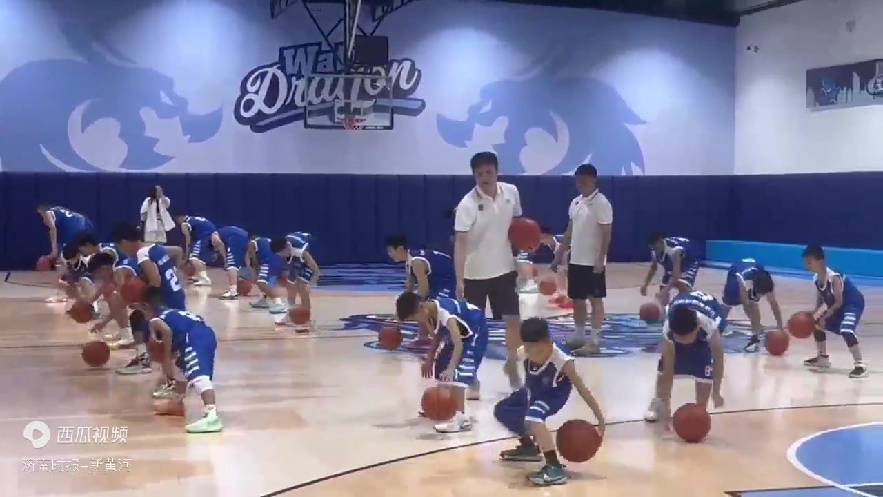 熊猫体育官方-篮球夏令营开营典礼举行,青少年积极参与