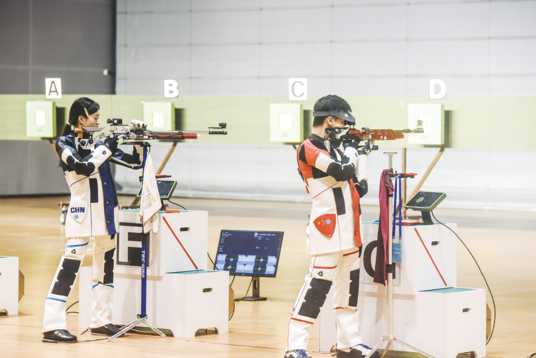 射击比赛中的角逐,南非选手勇夺金牌 射击比赛中的角逐,南非选手勇夺金牌