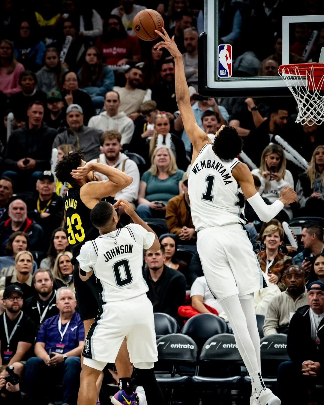 活塞客场战胜马刺，取得两连胜