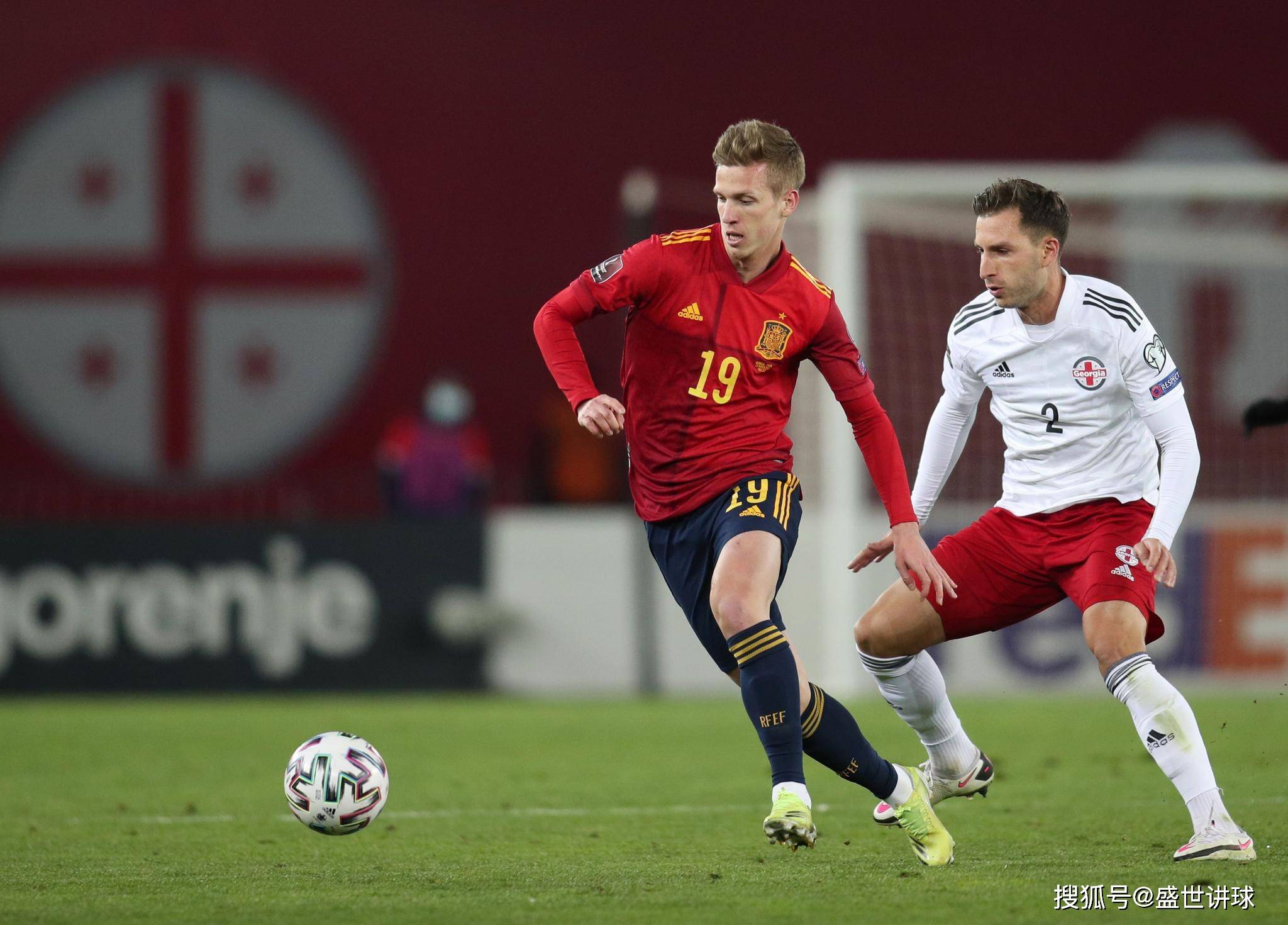 熊猫体育官方网站-足球赛场激烈角逐,再现精彩进球