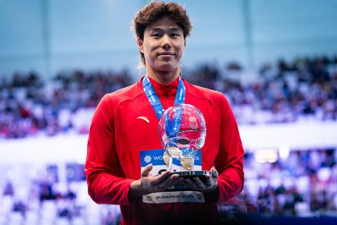 熊猫体育app-游泳冠军选手实力雄厚,一展身手