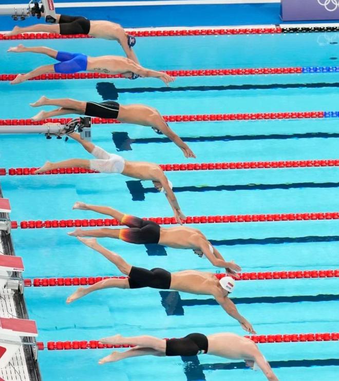 游泳冠军选手实力雄厚,一展身手 游泳冠军选手实力雄厚,一展身手