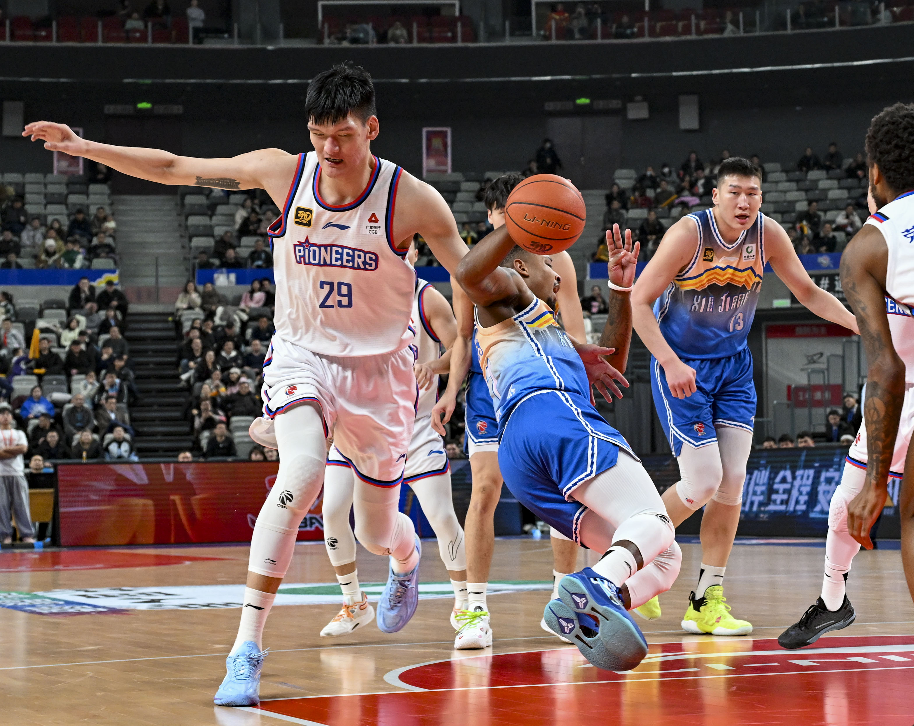 熊猫直播-天津男篮险胜对手,获得生死战胜利