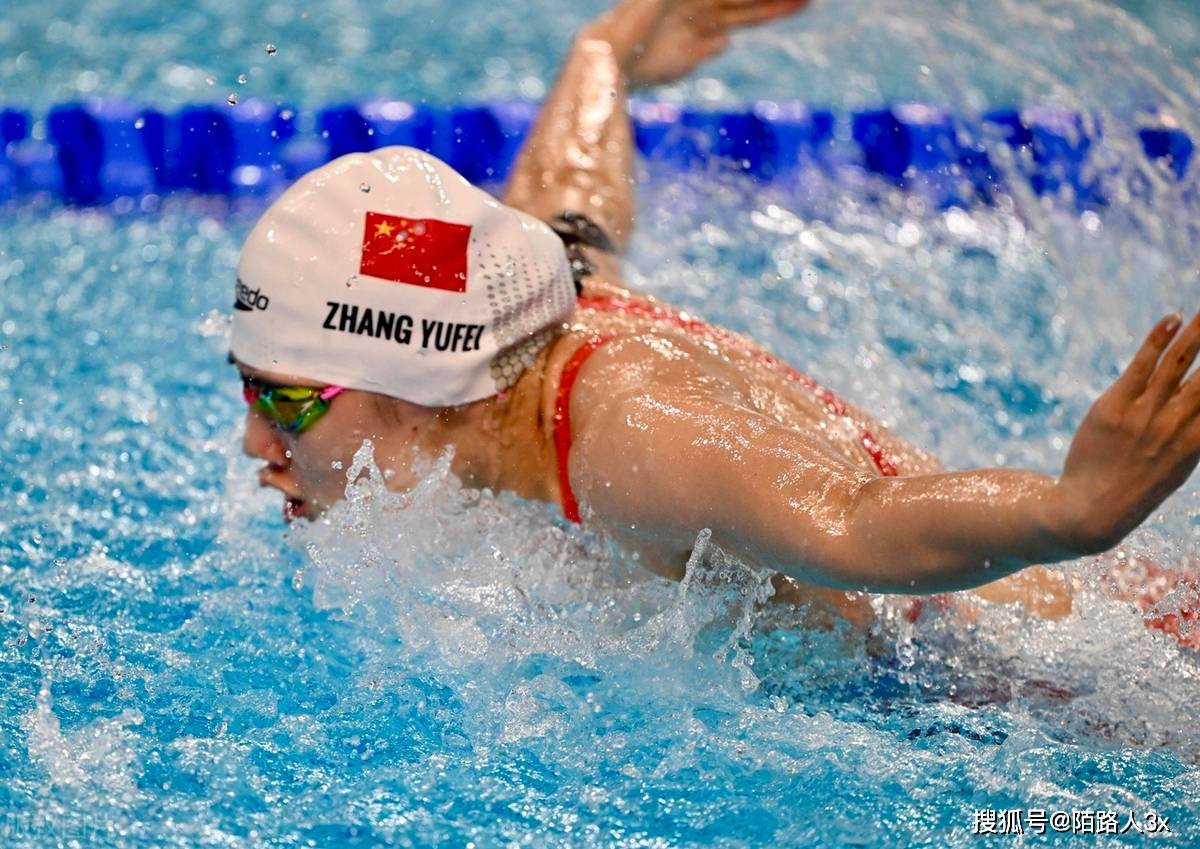 游泳赛场欢快激动，观众喝彩不断