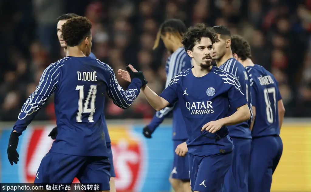 熊猫体育app-贝蒂斯豪取关键三分,靠前晋级