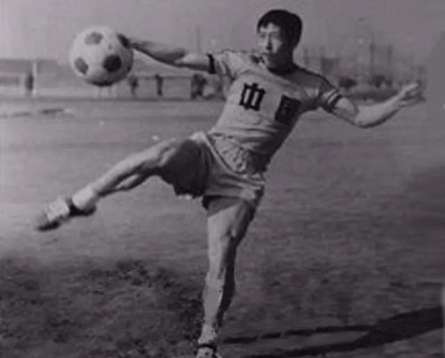 足球名宿发布新书，回忆职业生涯点滴