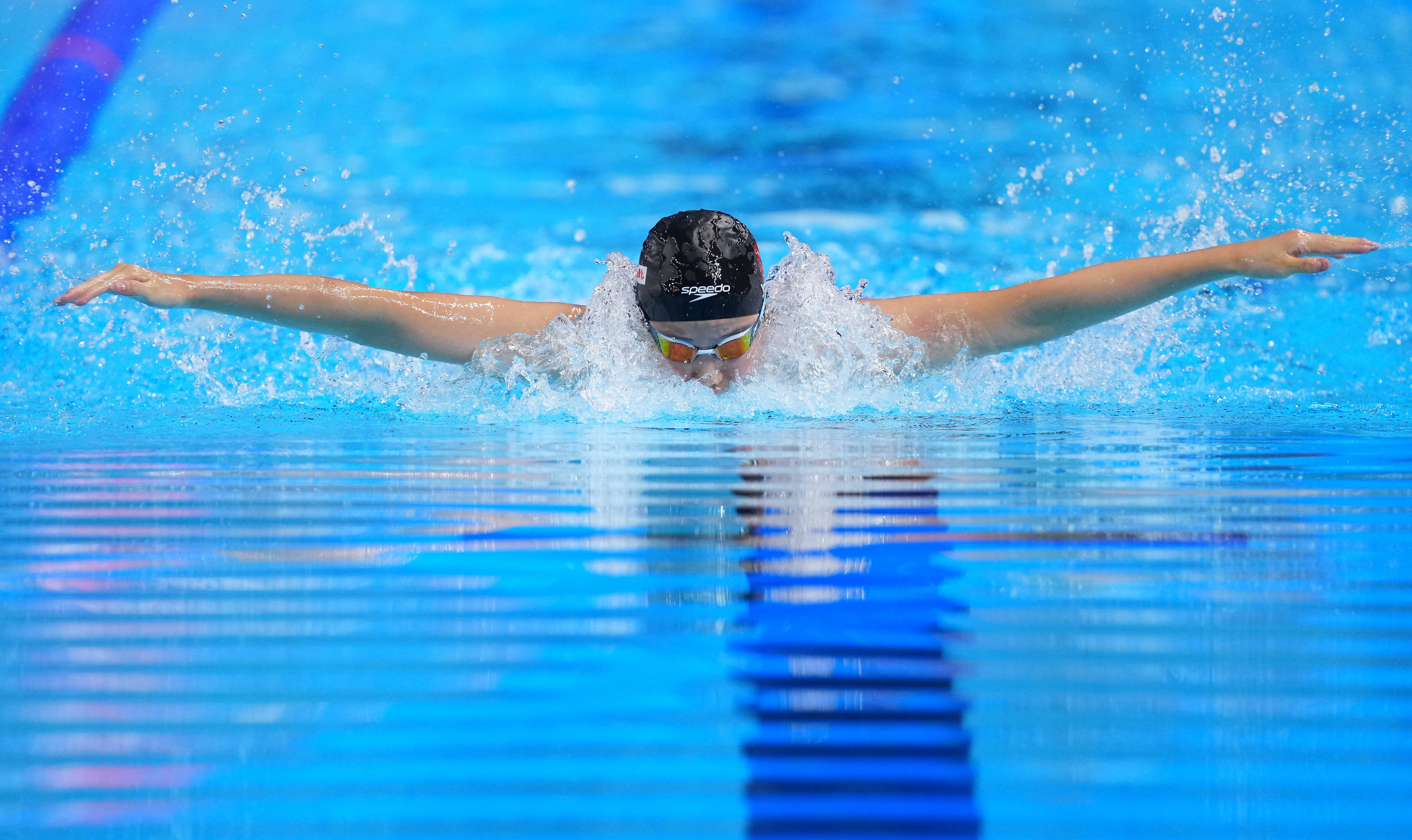 包含法国游泳选手在泳池中刷新个人最佳的词条