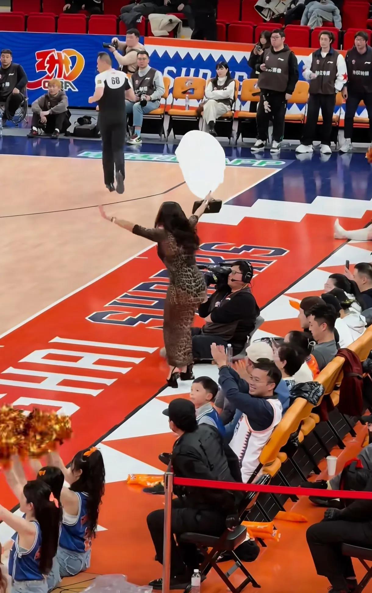 熊猫体育-赛场上球员们展现出色表现，引发球迷狂热追捧