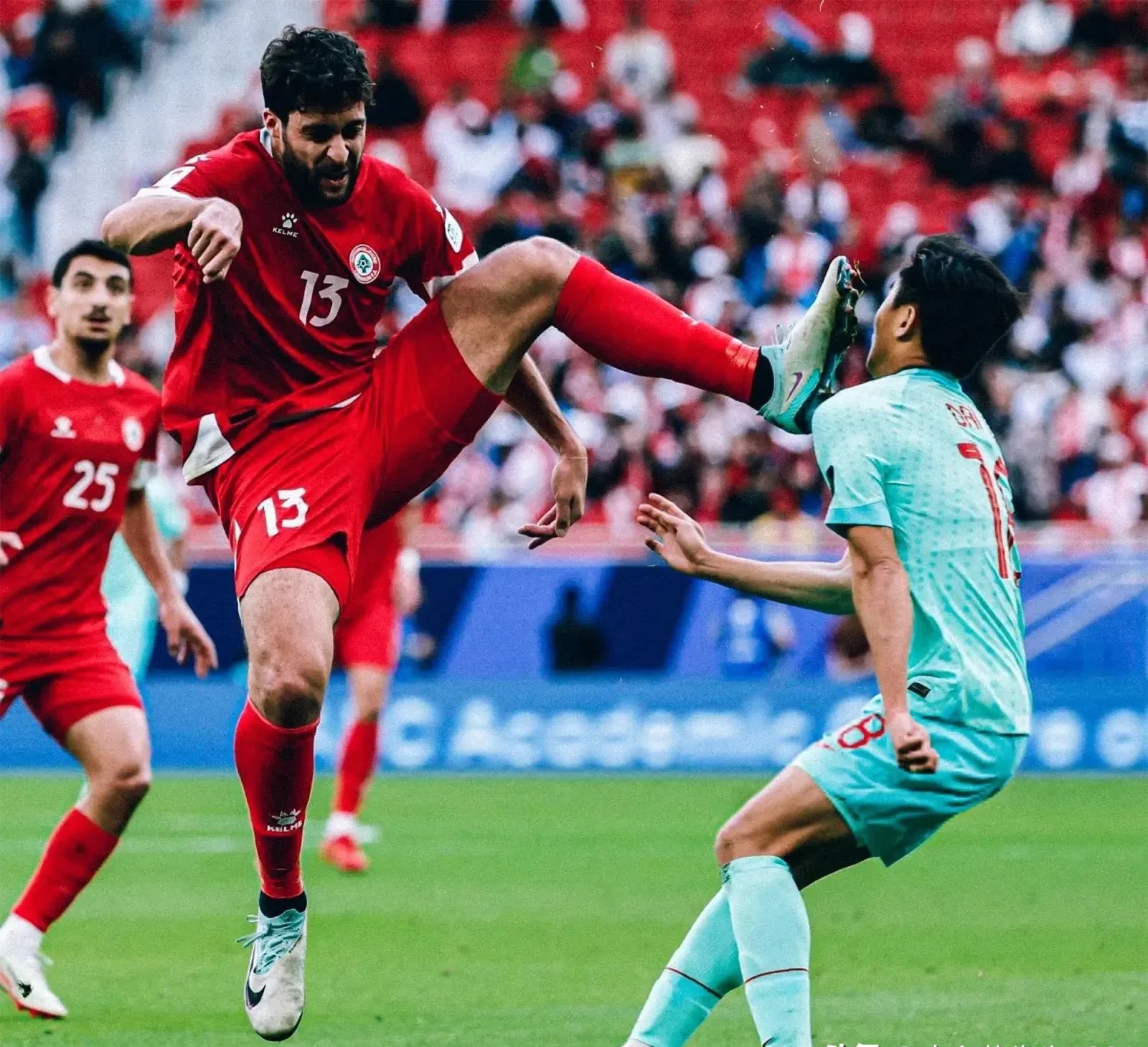 包含精彩瞬间回顾：致胜球飙进三分，球迷沸腾的词条