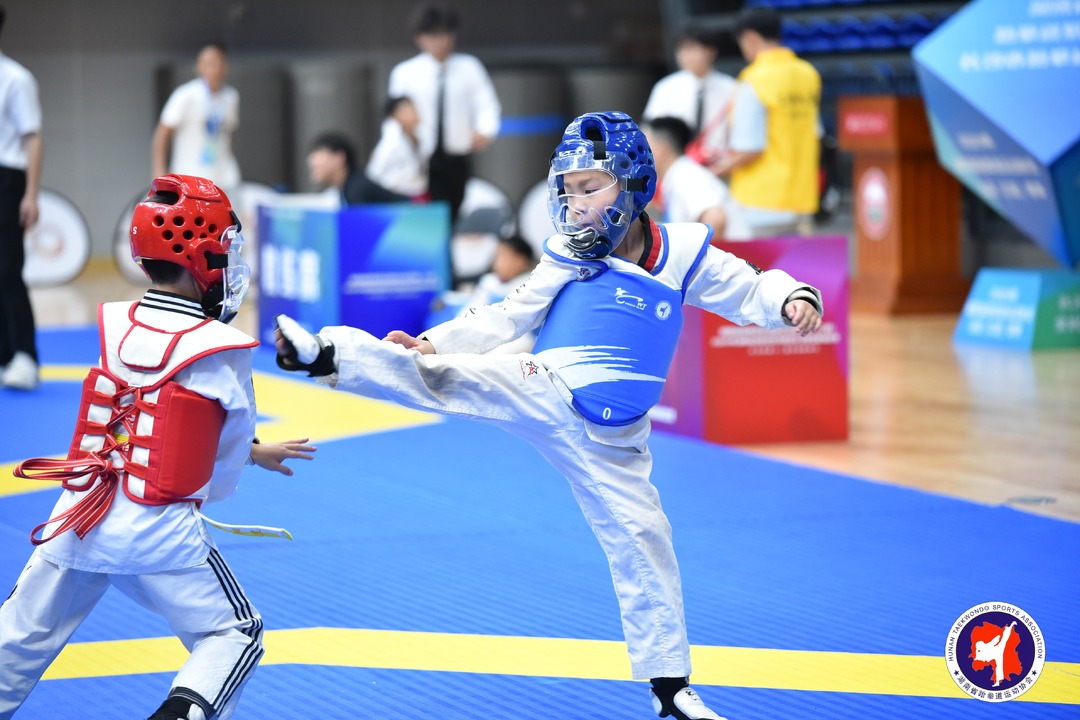 跆拳道比赛场上选手对决激烈,胜负难分的简单介绍 跆拳道比赛场上选手对决激烈,胜负难分的简单介绍