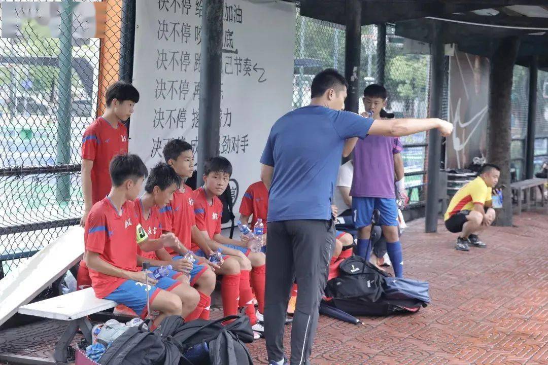 熊猫直播平台-全队表现出色，角逐中轻松取胜