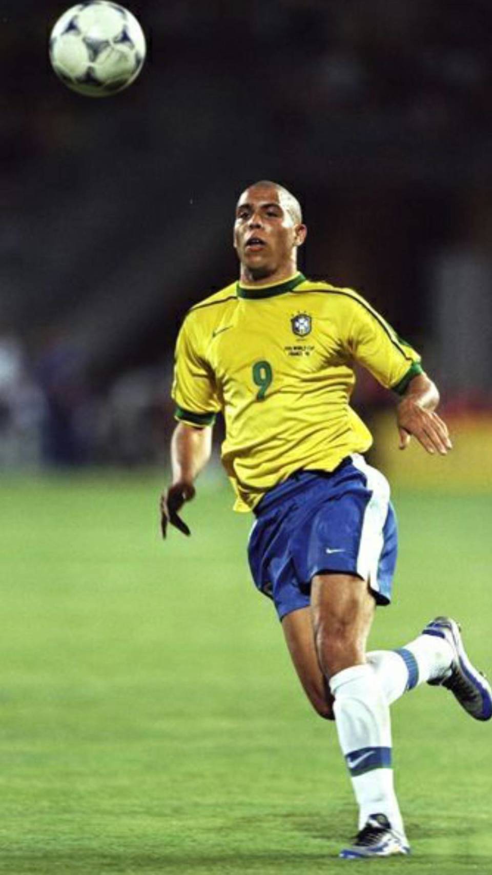 足坛传奇名将回归执教振奋士气