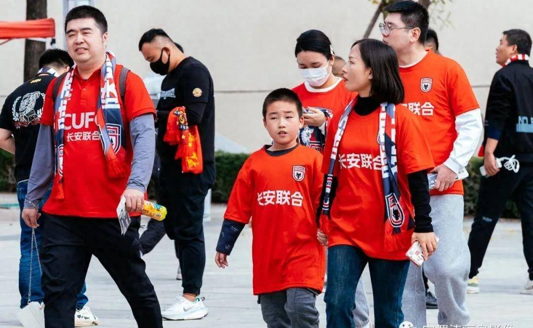 体育赛事直播-比利时球迷热情支持，球队备战下一场