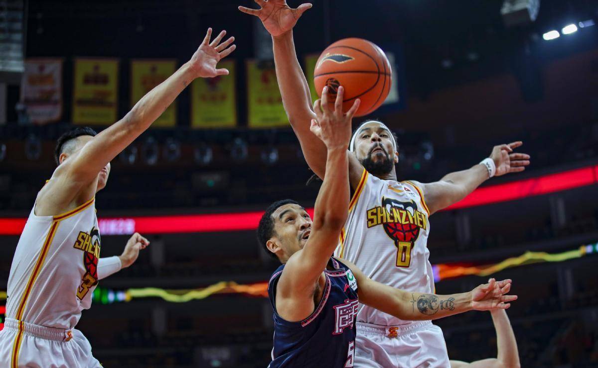 熊猫体育平台-年轻球员崭露头角,稳健发挥领先