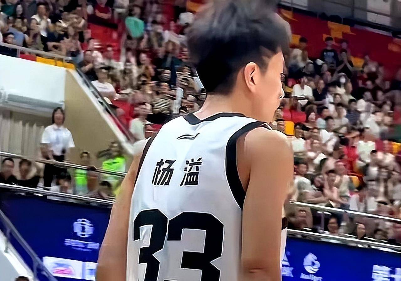 年轻球员崭露头角,稳健发挥领先 年轻球员崭露头角,稳健发挥领先