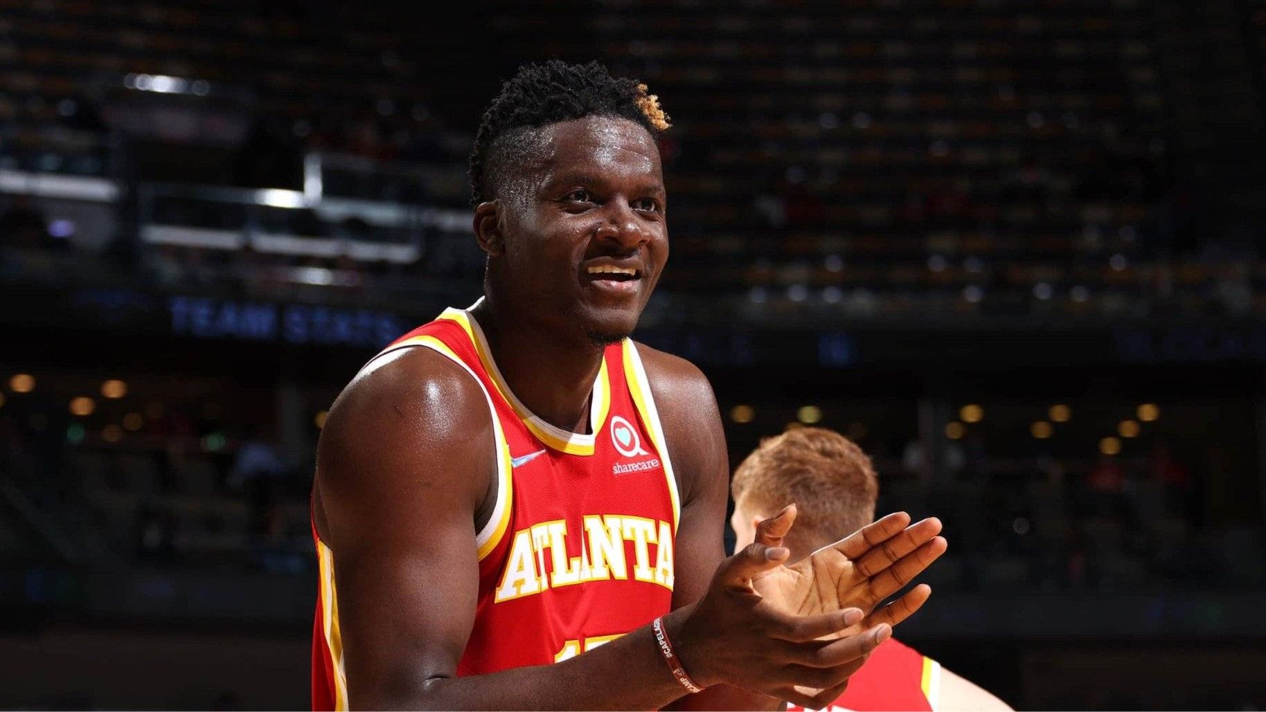 老鹰队签下自由球员 老鹰队签下自由球员