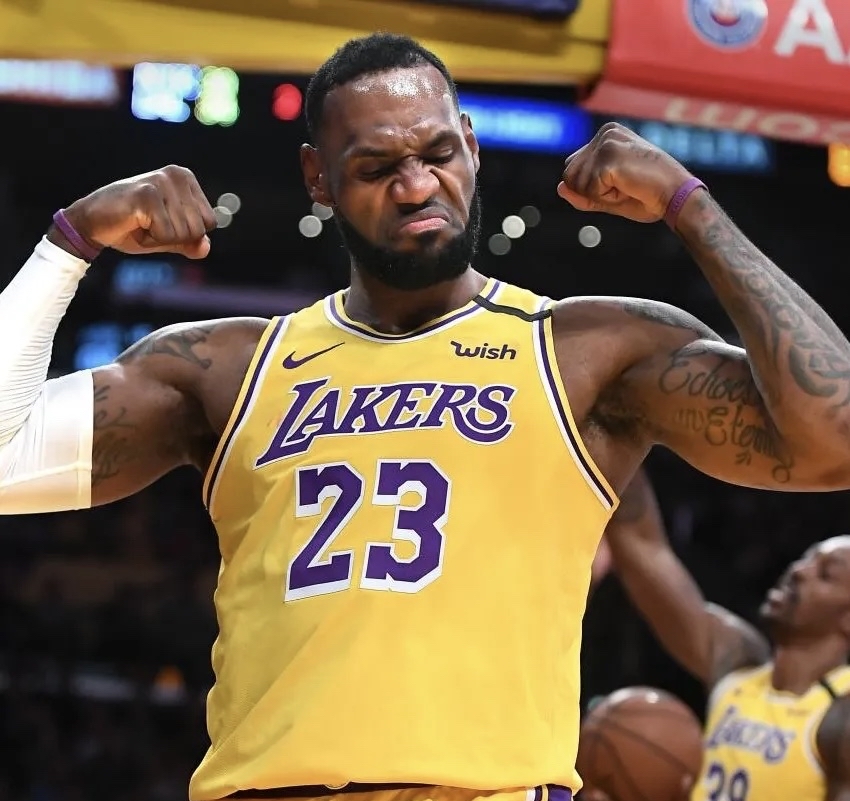 詹姆斯带领湖人队摆脱低谷,重回胜利轨道 詹姆斯带领湖人队摆脱低谷,重回胜利轨道