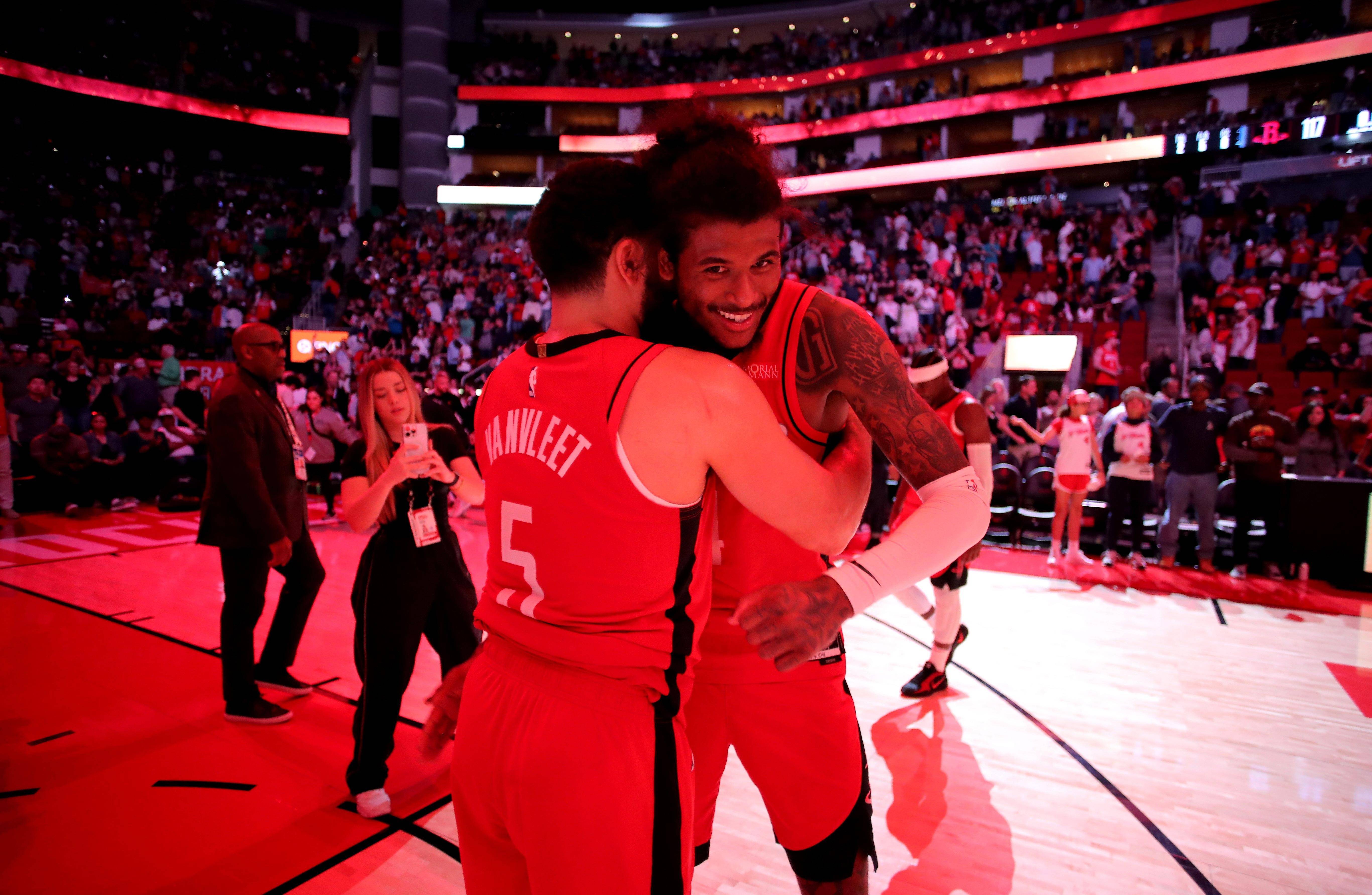 熊猫直播tv-火箭主力带伤上场,助球队逆转胜利