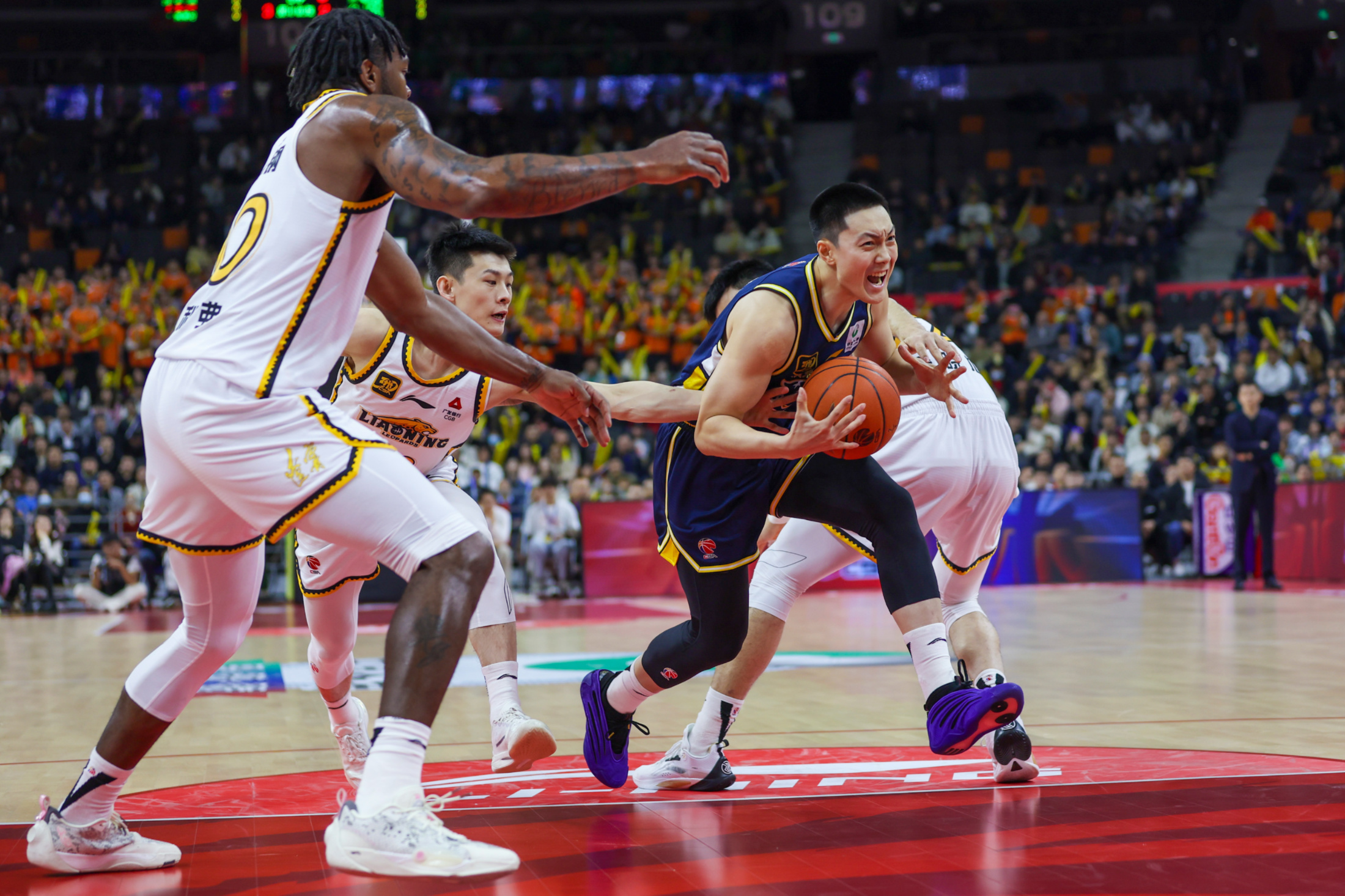 辽宁队在场上碾压对手,取得胜利 辽宁队在场上碾压对手,取得胜利